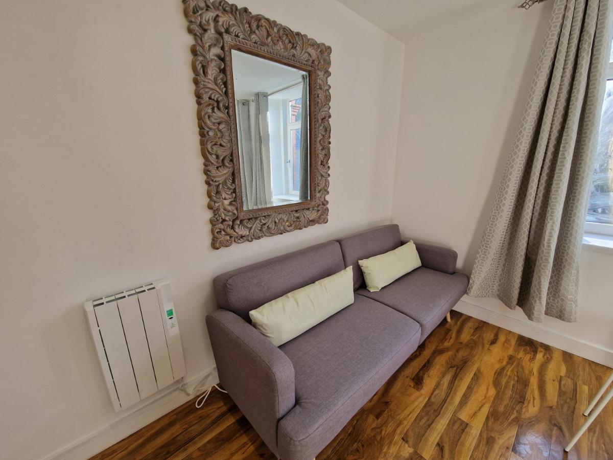 Flat 5. Modern Studio Apartment, Tynte Hotel, Mountain Ash Quakers Yard Exterior photo