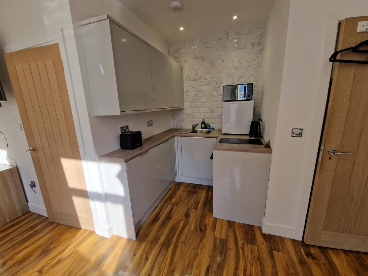 Flat 5. Modern Studio Apartment, Tynte Hotel, Mountain Ash Quakers Yard Exterior photo